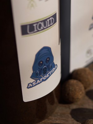 Das Asafoetida Liquid hat einen ganz besonderen Geruch und Geschmack, der an Knoblauch, Zwiebel und an Eier erinnert. Die Karpfen lieben dieses besondere Liquid einfach.