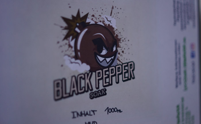 Der Black Pepper Boilie Soak reichert Karpfenköder mit Lockstoffen, Attraktoren und bestem indischen Black Pepper Öl an, das den Karpfen zur Futtersuche animiert.