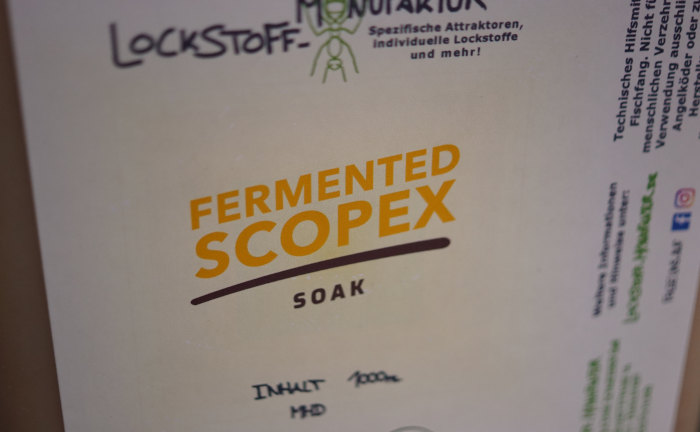 Der Fermented Scopex Boilie Soak reichert Karpfenköder mit fermentierten Lockstoffen, Attraktoren und löslichem Scopex Flavour an, das den Karpfen zum Fressen anregt.