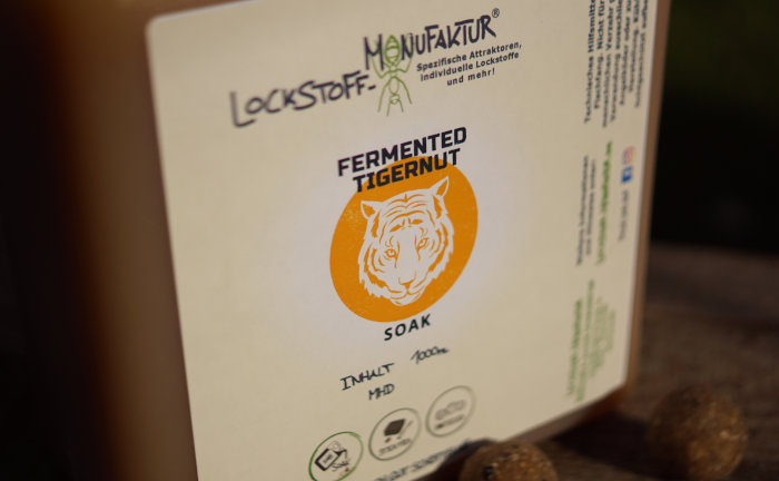 Der Fermented Tigernut Boilie Soak reichert Karpfenköder mit fermentierten Lockstoffen, Attraktoren und löslichem Orangenöl an, das den Karpfen zum Fressen anregt.