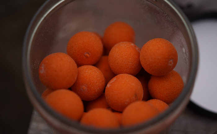 Orange High Attract Pop Ups für Karpfen - hochattraktive, fängige orange Pop Up Boilies fürs Karpfenangeln.