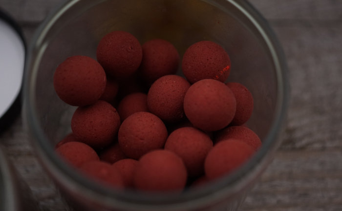 Rote High Attract natural Pop Ups für Karpfen - hochattraktive, fängige Pop Up Boilies fürs Karpfenangeln.